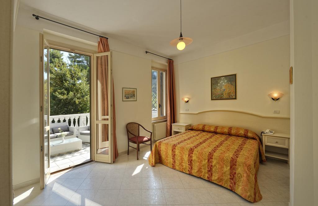 Park Hotel Villa Maria San Menaio Oda fotoğraf