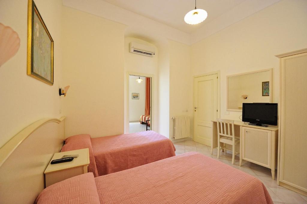 Park Hotel Villa Maria San Menaio Oda fotoğraf